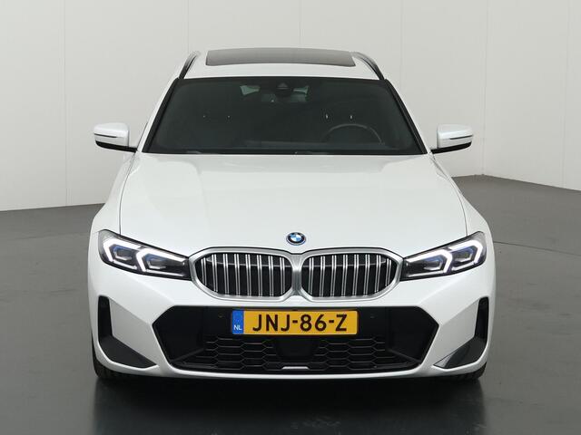 BMW 3-SERIE Touring 330e M-Sport | SOH 96,1% | Panoramadak | Elek. Sportstoelen met Geheugen | HUD | Camera | Apple Carplay/Android Auto | Adaptieve Cruise Control | Comfort Pakket | M-Sport Pro | Curved Display |