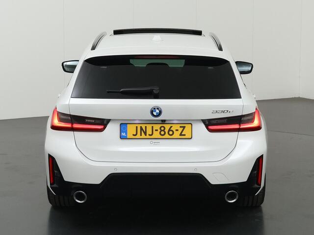 BMW 3-SERIE Touring 330e M-Sport | SOH 96,1% | Panoramadak | Elek. Sportstoelen met Geheugen | HUD | Camera | Apple Carplay/Android Auto | Adaptieve Cruise Control | Comfort Pakket | M-Sport Pro | Curved Display |