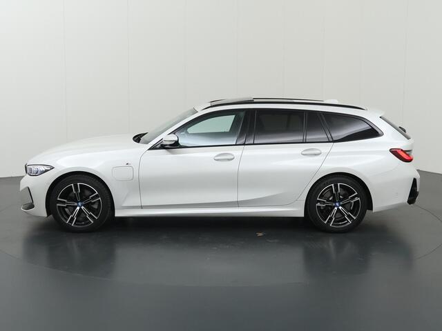 BMW 3-SERIE Touring 330e M-Sport | SOH 96,1% | Panoramadak | Elek. Sportstoelen met Geheugen | HUD | Camera | Apple Carplay/Android Auto | Adaptieve Cruise Control | Comfort Pakket | M-Sport Pro | Curved Display |