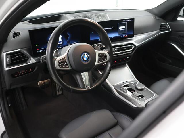 BMW 3-SERIE Touring 330e M-Sport | SOH 96,1% | Panoramadak | Elek. Sportstoelen met Geheugen | HUD | Camera | Apple Carplay/Android Auto | Adaptieve Cruise Control | Comfort Pakket | M-Sport Pro | Curved Display |