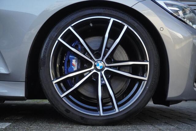 BMW 3-SERIE Touring M340i xDrive High Executive | Parking Pack | Glazen panoramadak | HiFi System | Trekhaak met elektrisch wegklapbare kogel | BMW Head-Up Display | Lentevoordeel