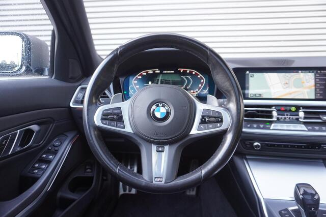 BMW 3-SERIE Touring M340i xDrive High Executive | Parking Pack | Glazen panoramadak | HiFi System | Trekhaak met elektrisch wegklapbare kogel | BMW Head-Up Display | Lentevoordeel