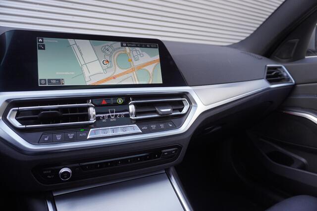 BMW 3-SERIE Touring M340i xDrive High Executive | Parking Pack | Glazen panoramadak | HiFi System | Trekhaak met elektrisch wegklapbare kogel | BMW Head-Up Display | Lentevoordeel