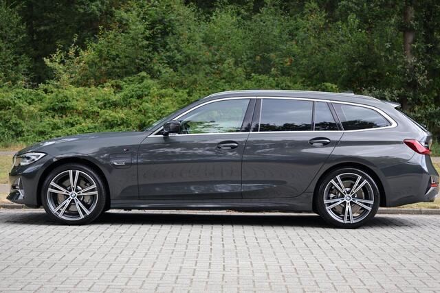 BMW 3-SERIE Touring 330e xDrive High Executive Luxury Line | Pano | Adap Cruise | HUD | Memory | 19 "| Laser | Hifi | Camera | Keyless | Adaptief M onderstel | Stoelverwarming voor & achter | Etc.