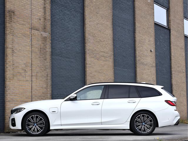 BMW 3-SERIE Touring 320e M Sport PHEV | Live Cockpit Pro | Comfort Access | Shadow Line