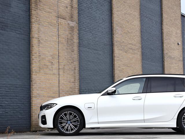 BMW 3-SERIE Touring 320e M Sport PHEV | Live Cockpit Pro | Comfort Access | Shadow Line