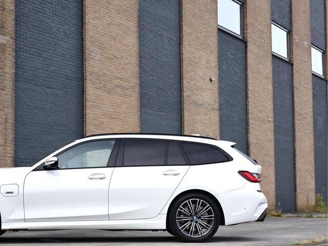BMW 3-SERIE Touring 320e M Sport PHEV | Live Cockpit Pro | Comfort Access | Shadow Line