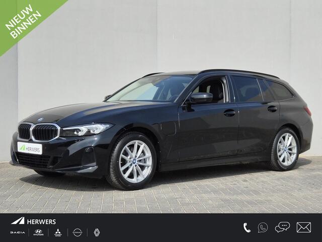 BMW 3-SERIE Touring 330e / SOH 95% / Dealer onderhouden / 1.500 kg Elektr. trekhaak / EAER 60 km / Apple Carplay Android Auto / Elektrische achterklep / Cruise control / Keyless start / Climate control / Navigatie / Parkeersensoren voor en achter /
