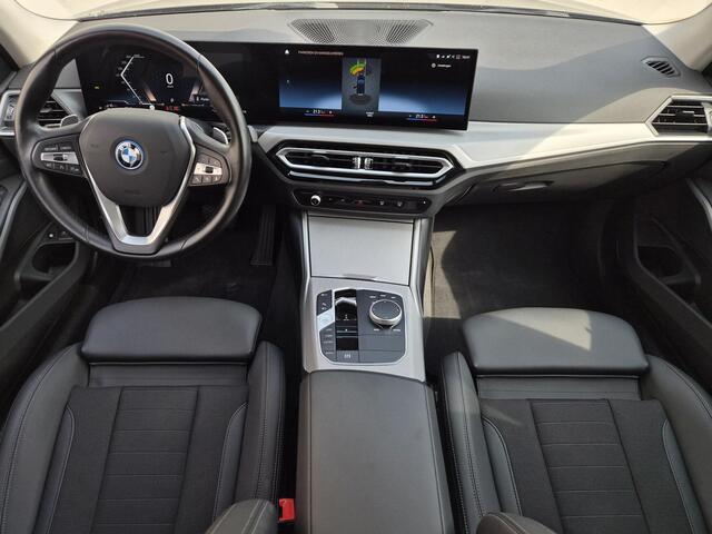 BMW 3-SERIE Touring 330e / SOH 95% / Dealer onderhouden / 1.500 kg Elektr. trekhaak / EAER 60 km / Apple Carplay Android Auto / Elektrische achterklep / Cruise control / Keyless start / Climate control / Navigatie / Parkeersensoren voor en achter /