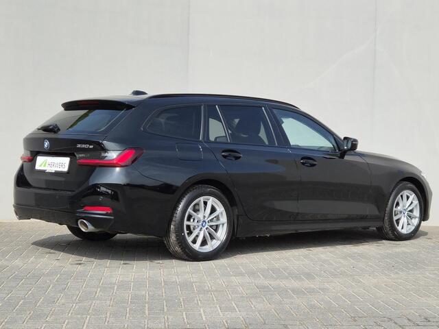 BMW 3-SERIE Touring 330e / SOH 95% / Dealer onderhouden / 1.500 kg Elektr. trekhaak / EAER 60 km / Apple Carplay Android Auto / Elektrische achterklep / Cruise control / Keyless start / Climate control / Navigatie / Parkeersensoren voor en achter /