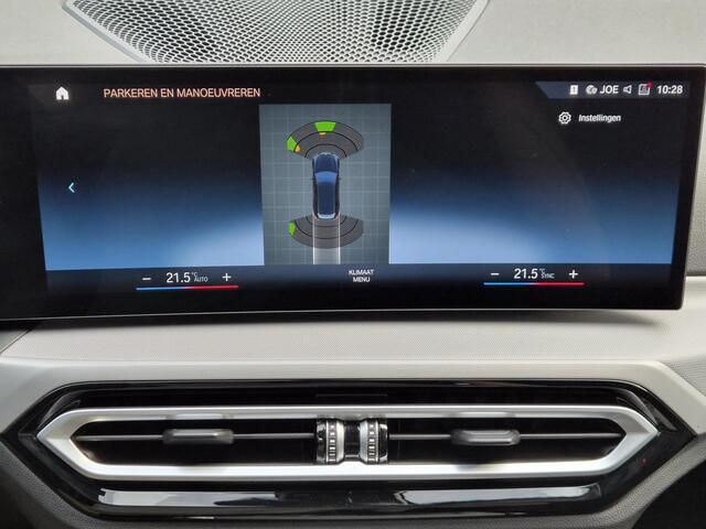 BMW 3-SERIE Touring 330e / SOH 95% / Dealer onderhouden / 1.500 kg Elektr. trekhaak / EAER 60 km / Apple Carplay Android Auto / Elektrische achterklep / Cruise control / Keyless start / Climate control / Navigatie / Parkeersensoren voor en achter /