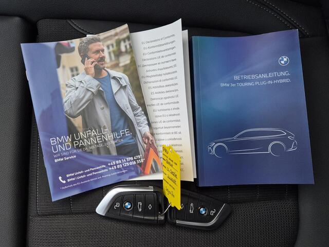 BMW 3-SERIE Touring 330e / SOH 95% / Dealer onderhouden / 1.500 kg Elektr. trekhaak / EAER 60 km / Apple Carplay Android Auto / Elektrische achterklep / Cruise control / Keyless start / Climate control / Navigatie / Parkeersensoren voor en achter /