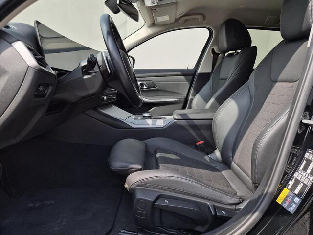 BMW 3-SERIE Touring 330e / SOH 95% / Dealer onderhouden / 1.500 kg Elektr. trekhaak / EAER 60 km / Apple Carplay Android Auto / Elektrische achterklep / Cruise control / Keyless start / Climate control / Navigatie / Parkeersensoren voor en achter /