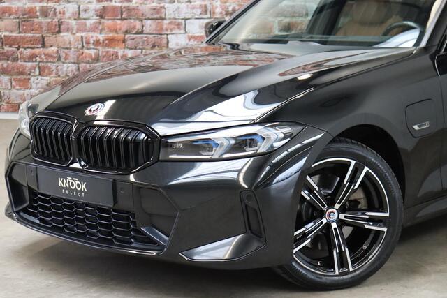 BMW 3-SERIE Touring 330e High Executive M Sport Pakket Automaat / SoH 98% / Facelift / Widescreen / Panoramadak / Hifi / Adaptieve LED-koplamp / Driving Assistant / Live Cockpit Professional / DAB / 18 Inch / Leder / Extra Getint Glas / Stoelverwarming / Achteruitrij