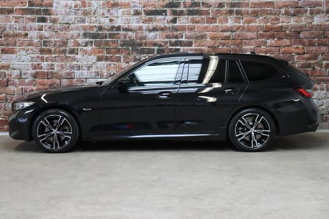 BMW 3-SERIE Touring 330e High Executive M Sport Pakket Automaat / SoH 98% / Facelift / Widescreen / Panoramadak / Hifi / Adaptieve LED-koplamp / Driving Assistant / Live Cockpit Professional / DAB / 18 Inch / Leder / Extra Getint Glas / Stoelverwarming / Achteruitrij