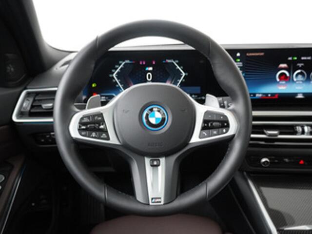 BMW 3-SERIE Touring 330e xDrive M-Sportpakket / Trekhaak / Panoramadak / Harman-Kardon / Driving Assistant Professional / Alu wielen 19 inch