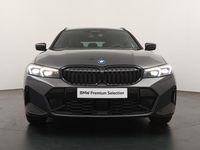 BMW 3-SERIE Touring 330e xDrive M-Sportpakket / Trekhaak / Panoramadak / Harman-Kardon / Driving Assistant Professional / Alu wielen 19 inch