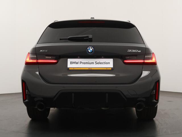 BMW 3-SERIE Touring 330e xDrive M-Sportpakket / Trekhaak / Panoramadak / Harman-Kardon / Driving Assistant Professional / Alu wielen 19 inch