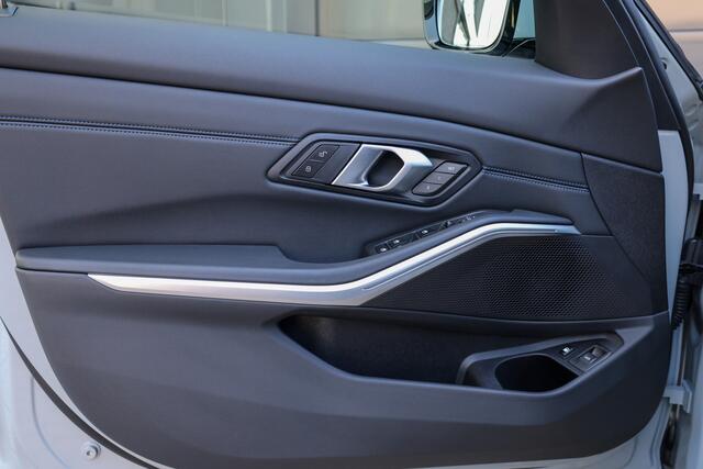BMW 3-SERIE 330e M-SPORT | BTW | 360 | HUD | MEMORY | KEYLESS | LED | 20'' | ACC | LEDER | ELEK KOFFERKLEP |