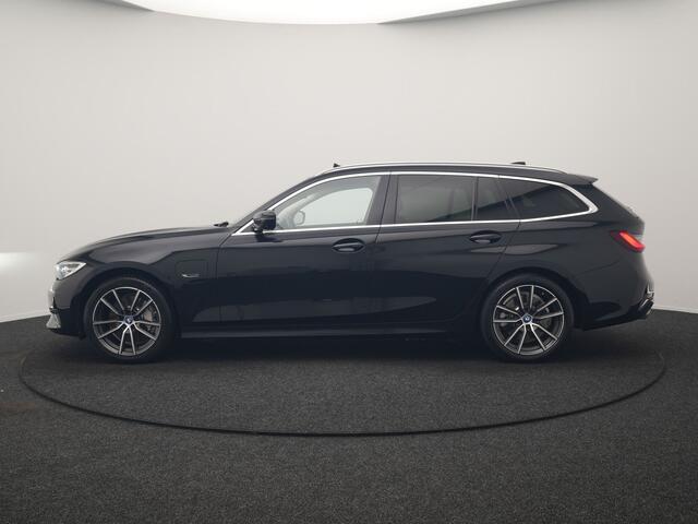 BMW 3-SERIE Touring 330e Luxury Line PHEV 293pk Dealer O.H. | Trekhaak Af Fabriek | Panodak | 360 Camera | Lederen Sportstoelen Memory & Verwarmd | Keyless | Blis | Sfeerverlichting | Apple Carplay | Navigatie | DAB | Plug In Hybrid |