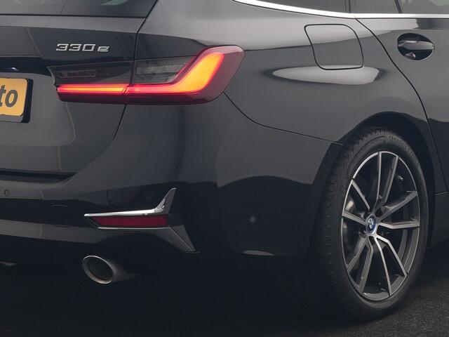 BMW 3-SERIE Touring 330e Luxury Line PHEV 293pk Dealer O.H. | Trekhaak Af Fabriek | Panodak | 360 Camera | Lederen Sportstoelen Memory & Verwarmd | Keyless | Blis | Sfeerverlichting | Apple Carplay | Navigatie | DAB | Plug In Hybrid |