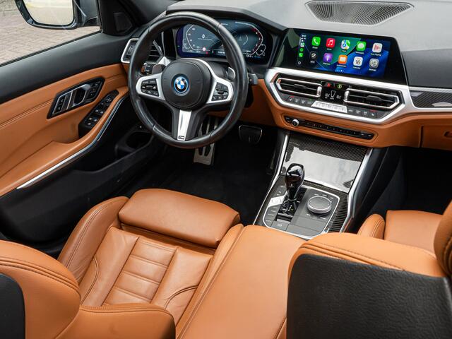 BMW 3-SERIE Touring 330e xDrive High Exe M-Sport PANO HUD CAMERA MEMORY M-SPORT STOELEN OXIDGRAU BOMVOL!!