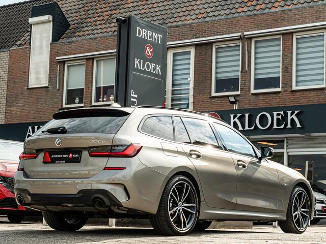BMW 3-SERIE Touring 330e xDrive High Exe M-Sport PANO HUD CAMERA MEMORY M-SPORT STOELEN OXIDGRAU BOMVOL!!