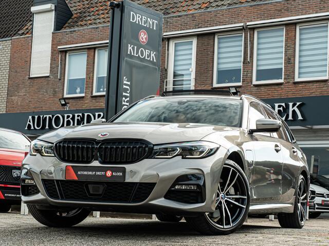 BMW 3-SERIE Touring 330e xDrive High Exe M-Sport PANO HUD CAMERA MEMORY M-SPORT STOELEN OXIDGRAU BOMVOL!!
