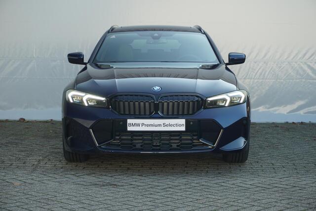 BMW 3-SERIE Touring 320e | Sport Pakket Pro | Harman Kardon | Comfort Acces | Stoel- en Stuurverwarming | Elektrisch stoelen | Panorama Dak | Trekhaak |