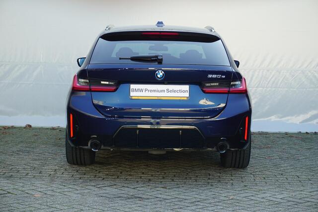 BMW 3-SERIE Touring 320e | Sport Pakket Pro | Harman Kardon | Comfort Acces | Stoel- en Stuurverwarming | Elektrisch stoelen | Panorama Dak | Trekhaak |