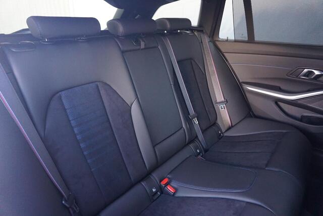 BMW 3-SERIE Touring 320e | Sport Pakket Pro | Harman Kardon | Comfort Acces | Stoel- en Stuurverwarming | Elektrisch stoelen | Panorama Dak | Trekhaak |