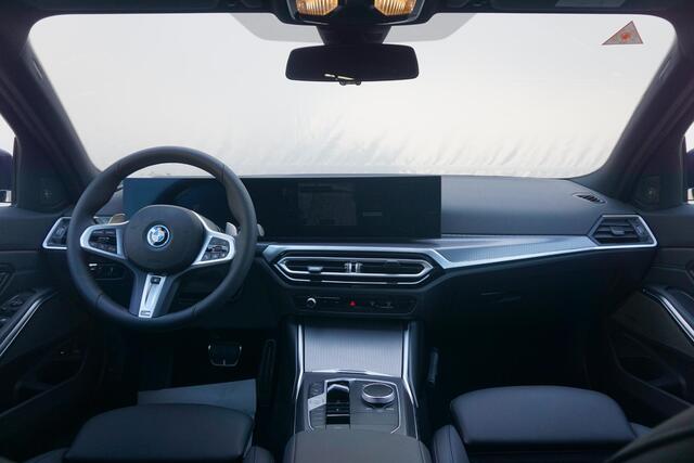 BMW 3-SERIE Touring 320e | Sport Pakket Pro | Harman Kardon | Comfort Acces | Stoel- en Stuurverwarming | Elektrisch stoelen | Panorama Dak | Trekhaak |