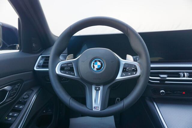 BMW 3-SERIE Touring 320e | Sport Pakket Pro | Harman Kardon | Comfort Acces | Stoel- en Stuurverwarming | Elektrisch stoelen | Panorama Dak | Trekhaak |