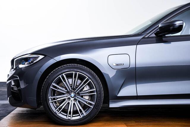 BMW 3-SERIE 330e High Executive M Sport - Schuif-/kanteldak - Active Cruise Control - Head up - Elektrische verstelbare/verwarmde stoelen - Hifi - Comfort Access - BMW Laserlight - Getinte ruiten -