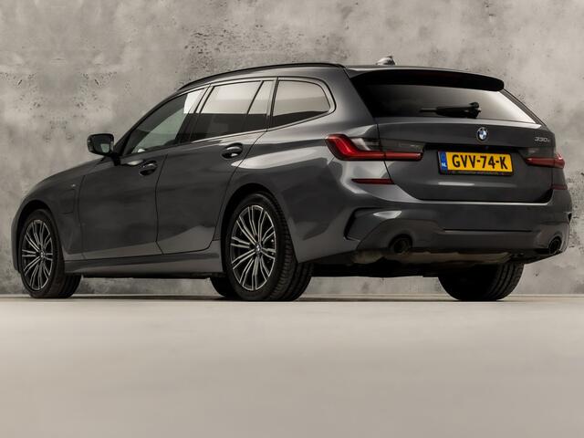 BMW 3-SERIE 330e M Sport High Executive 292Pk Automaat (PANORAMADAK, M PAKKET, APPLE CARPLAY, CAMERA, LEDER/ALCANTARA, SFEERVERLICHTING, GETINT GLAS, ELEK ACHTERKLEP, STOELVERWARMING, NIEUWSTAAT)