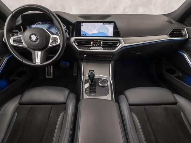 BMW 3-SERIE 330e M Sport High Executive 292Pk Automaat (PANORAMADAK, M PAKKET, APPLE CARPLAY, CAMERA, LEDER/ALCANTARA, SFEERVERLICHTING, GETINT GLAS, ELEK ACHTERKLEP, STOELVERWARMING, NIEUWSTAAT)