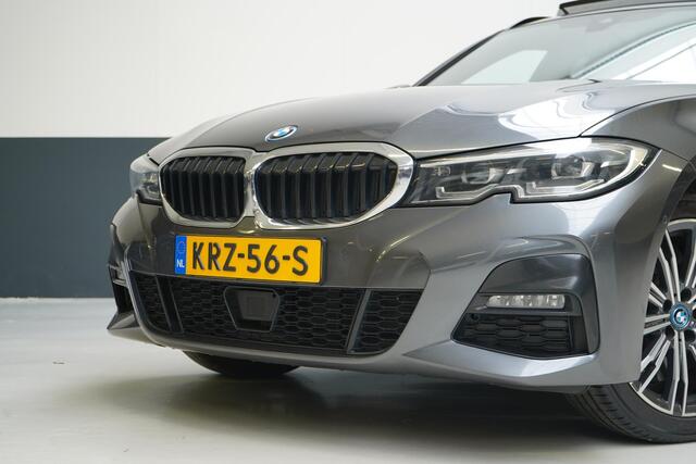 BMW 3-SERIE Touring 330e High Executive | SoH 90% | Panoramadak | Trekhaak | Memory | Stuurverwarming | Carplay | Stoelverwarming