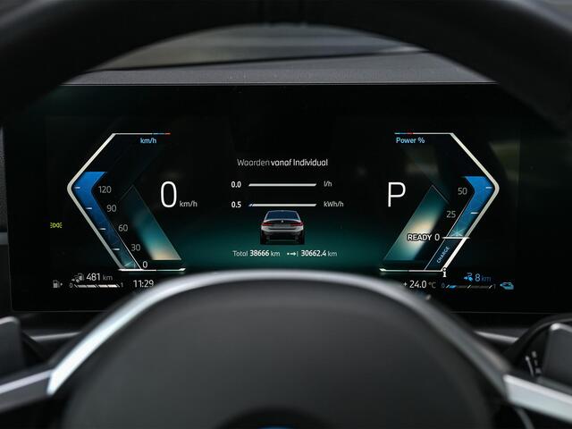 BMW 3-SERIE 330e | M-Sport | Facelift | Shadowline | Led Koplampen | Camera | NL auto | Stoelverwarming