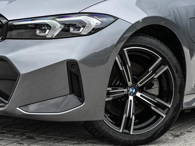 BMW 3-SERIE 330e | M-Sport | Facelift | Shadowline | Led Koplampen | Camera | NL auto | Stoelverwarming