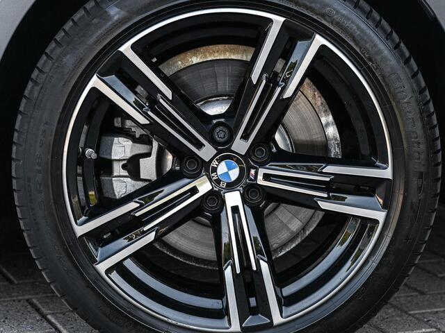 BMW 3-SERIE 330e | M-Sport | Facelift | Shadowline | Led Koplampen | Camera | NL auto | Stoelverwarming
