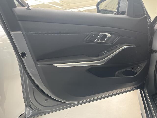 BMW 3-SERIE 320e | M-Sport Pro | Schuif/-kanteldak | Stoelverwarming | 19inch | HiFi | Camera