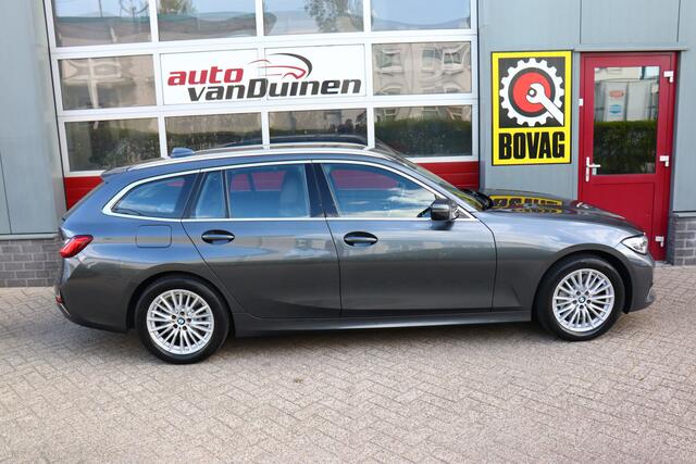 BMW 3-SERIE Touring 330i High Executive Edition O.a: Voll. Leder, Pdc, Led, Carplay, Elktr. achterklep, Sportstoelen, Etc.. Rijklaar! All-in prijs!