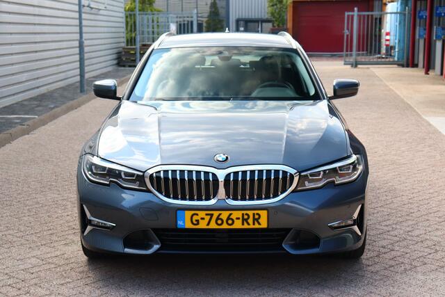 BMW 3-SERIE Touring 330i High Executive Edition O.a: Voll. Leder, Pdc, Led, Carplay, Elktr. achterklep, Sportstoelen, Etc.. Rijklaar! All-in prijs!