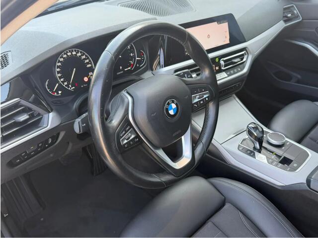 BMW 3-SERIE Touring 318i Sport Edition | Panoramadak | Leder | Trekhaak | Digital Cockpit | CarPlay
