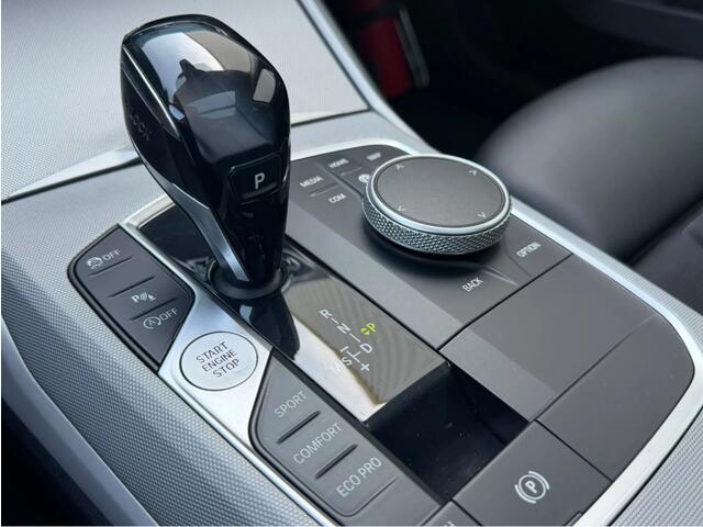 BMW 3-SERIE Touring 318i Sport Edition | Panoramadak | Leder | Trekhaak | Digital Cockpit | CarPlay