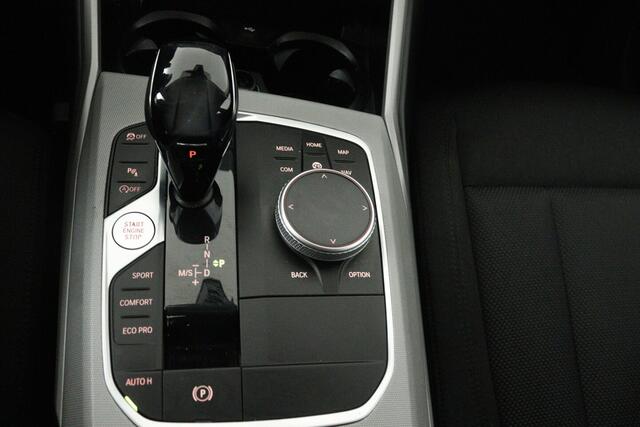 BMW 3-SERIE 318i Executive Edition (NAVIGATIE, CARPLAY, LED, DEALER ONDERHOUDEN)
