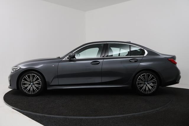 BMW 3-SERIE 320i High Executive Edition (STOELVERWARMING, CAMERA, PDC, SFEERVERLICHTING, TREKHAAK AFNE