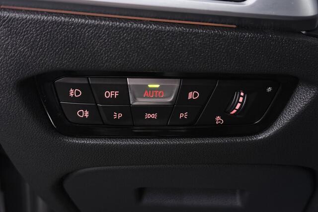 BMW 3-SERIE 320i High Executive Edition (STOELVERWARMING, CAMERA, PDC, SFEERVERLICHTING, TREKHAAK AFNE