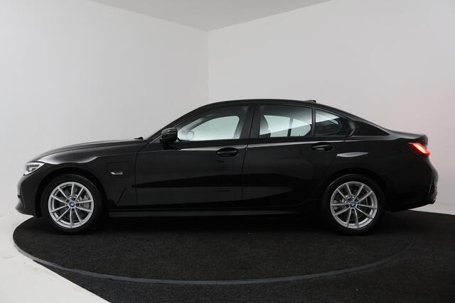 BMW 3-SERIE 330e Business Edition Plus (TREKHAAK, STOELVERWARMING, NAVIGATIE, PARKEERSENSOREN)