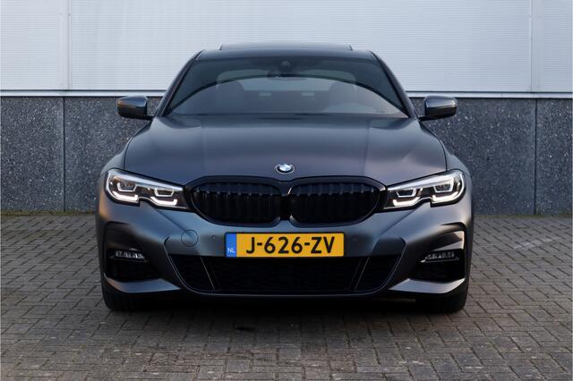 BMW 3-SERIE 330e High Ex M-Sport Frozen / Glazen dak / Adaptief onderstel / Electrische stoelen /